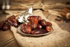 depositphotos_55042633-stock-photo-dried-date-palm-fruits-or