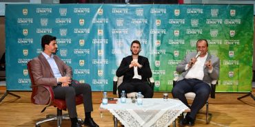 yildiz-futbolcu-memleketinde-genclerle-bulustu