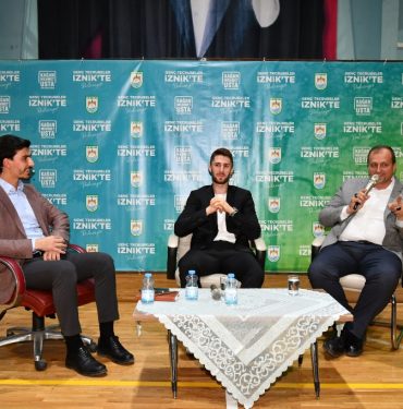 yildiz-futbolcu-memleketinde-genclerle-bulustu