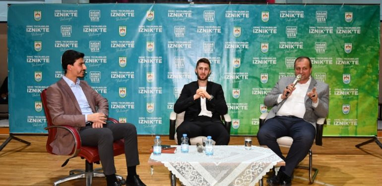 yildiz-futbolcu-memleketinde-genclerle-bulustu